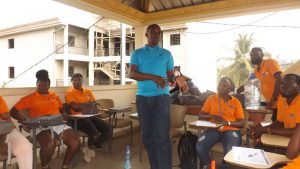 Le consultant s'entretenant avec les membres participants